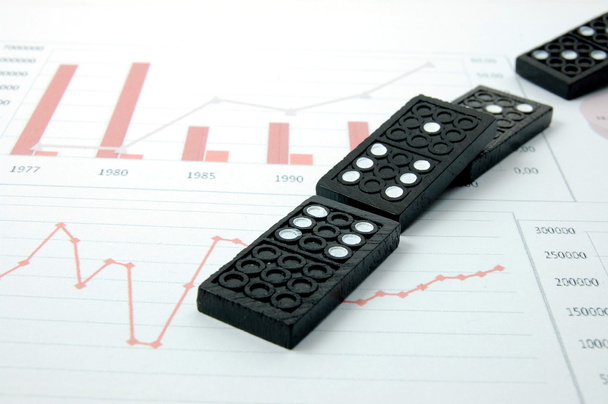 mali iş grafik üzerinde riskli domino - Fotoğraf, Görsel