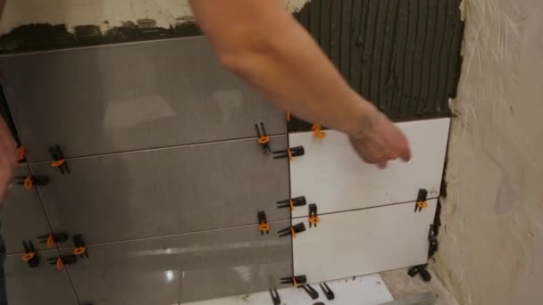 Trabajador colocación de azulejos en la pared
 - Metraje, vídeo