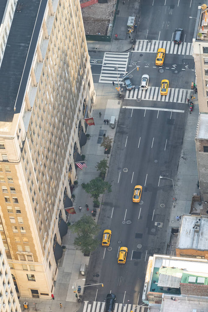 Manhattan Bulvarı boyunca sarı taksiler trafiği takip ediyor. New York City, ABD.. - Fotoğraf, Görsel