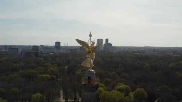 AERIAL: Close Up Circuit rond de Berlijnse Victory Column Golden Statue Victoria in prachtig zonlicht  - Video