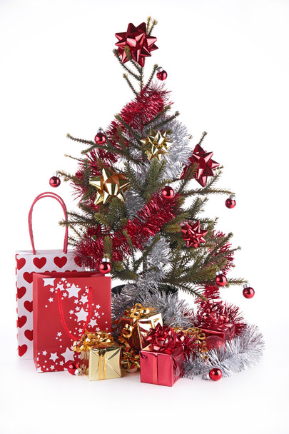 クリスマスツリーとギフトを飾る - 写真・画像