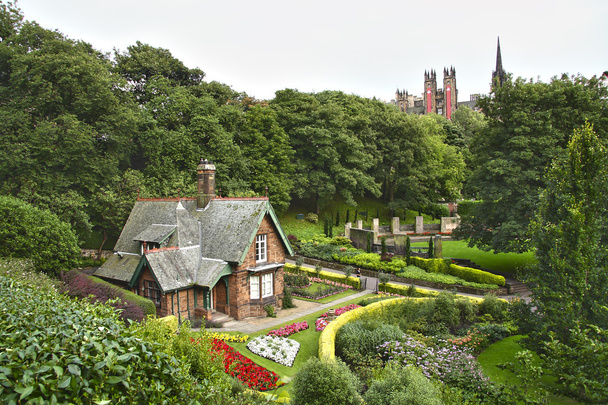 idilli házak a princes street gardens, edinburgh. Skócia. - Fotó, kép