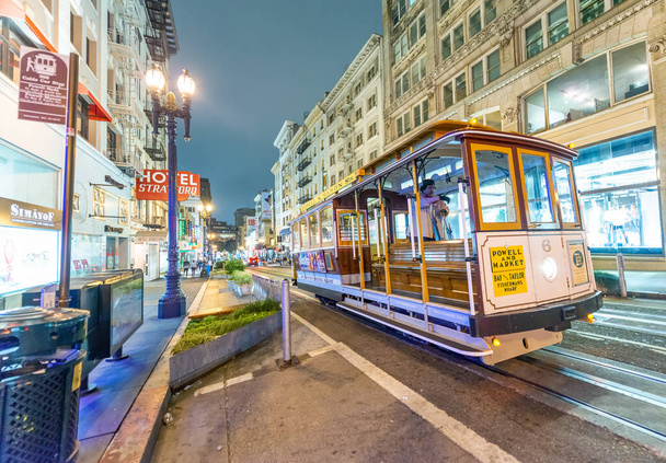 SAN FRANCISCO, CA - 7 AGOSTO 2017: Turisti in funivia a Powell e Market Cable Car Turnaround di notte
. - Foto, immagini