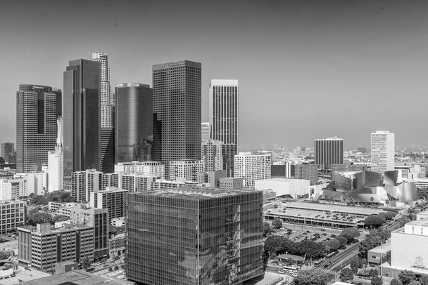 LOS ANGELES - 28 LUGLIO 2017: Veduta aerea del centro di Los Angeles in una splendida giornata di sole, California - USA
. - Foto, immagini