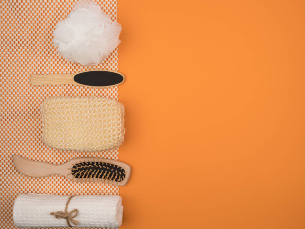 Artikel für die Körperpflege im Badezimmer auf orangefarbenem Hintergrund. - Foto, Bild