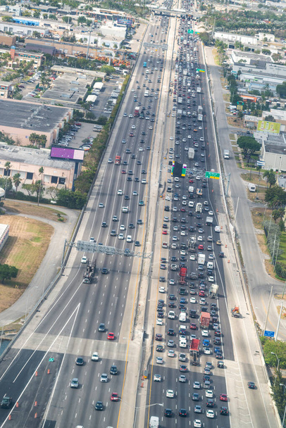 Αεροφωτογραφία της πολυσύχναστης εθνικής οδού. Έννοια των επιχειρήσεων κυκλοφορίας. - Φωτογραφία, εικόνα