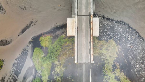 Jokulsa A Fjollam folyó és híd, légi kilátás. Ez Izland második leghosszabb folyója. Forrása a Vatnajokull gleccser.. - Fotó, kép