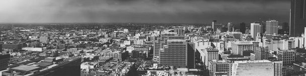 LOSA ANGELES - 28 Ιουλίου 2017: Πανοραμική θέα της πόλης από το κέντρο της οροφής. - Φωτογραφία, εικόνα