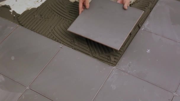 Robotnik układający płytki na podłodze - Materiał filmowy, wideo