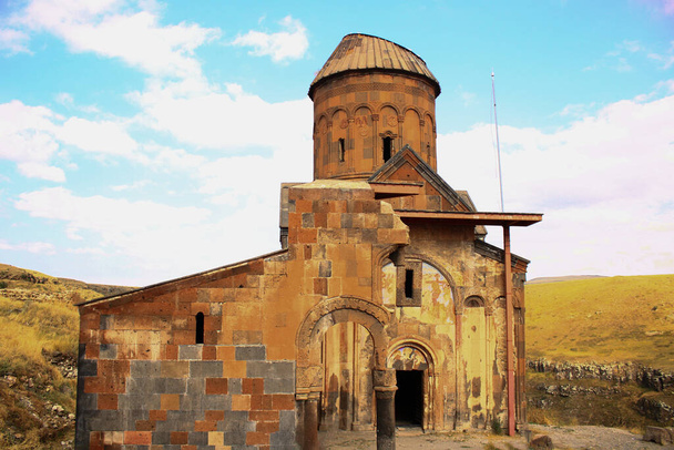 市内中心部から42キロのAni Kars市の南東に位置し、 2012年にユネスコの世界遺産一時リストに登録されたArpacayの遺跡. - 写真・画像