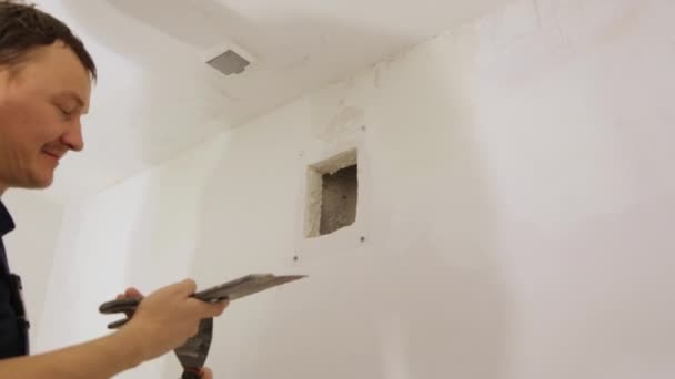 Werknemer pleisterwerk een plafond met troffel - Video