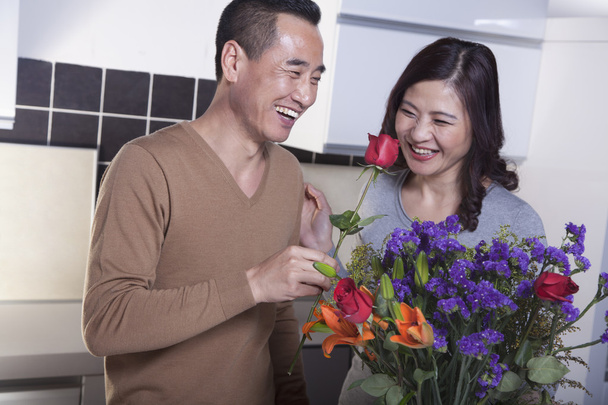 ζευγάρι με μπουκέτο λουλούδια - Φωτογραφία, εικόνα