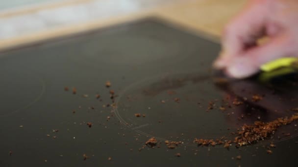 Odstranění skvrn od jídla, které se zasekly na horkém vařiči - Záběry, video