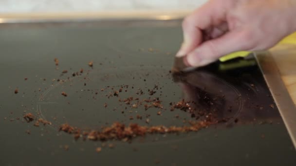 Odstranění skvrn od jídla, které se zasekly na horkém vařiči - Záběry, video