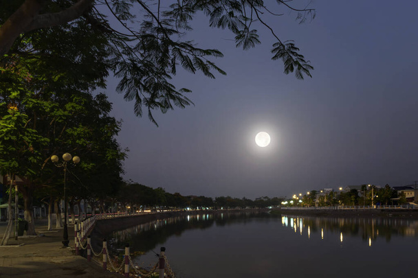 Una notte di luna piena splende su un fiume, nel sud del Vietnam
. - Foto, immagini