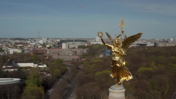 AERIAL: Close Up Circuit rond de Berlijnse Victory Column Golden Statue Victoria in prachtig zonlicht  - Video