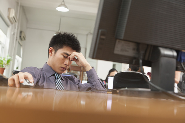 Empresário exausto sentado em frente ao computador
 - Foto, Imagem