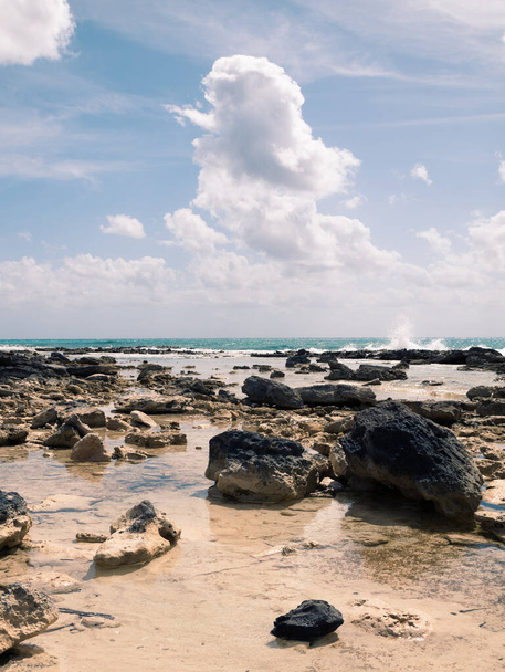 Widok na plażę Princess Cays przy słonecznej pogodzie w pobliżu wody - Zdjęcie, obraz