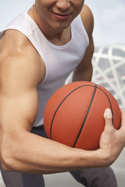 człowiek Wyświetlono biceps i gospodarstwa koszykówki - Zdjęcie, obraz