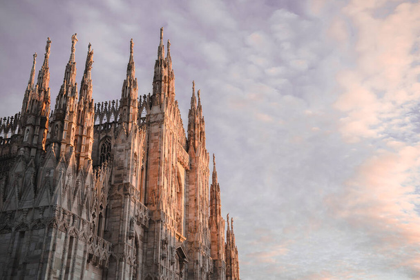 Milão (Itália), 29 / 12 / 2017, A vista lateral de um marco em Milão, Catedral com pôr do sol. Foto foi tirada na varanda de um bar onde localizado ao lado da Catedral
. - Foto, Imagem