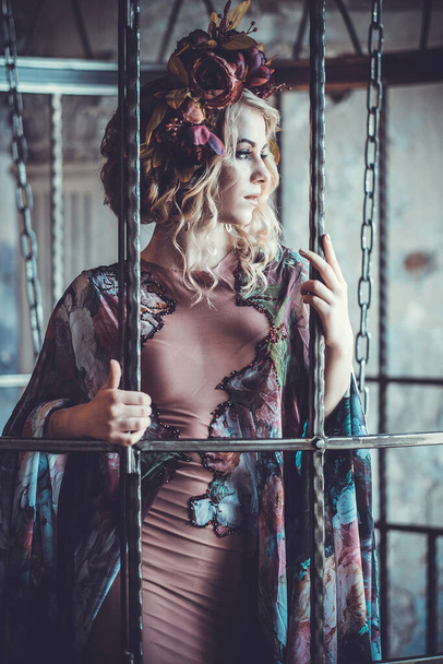 woman in the palace. Luxurious fashion stylish girl in cage. - 写真・画像