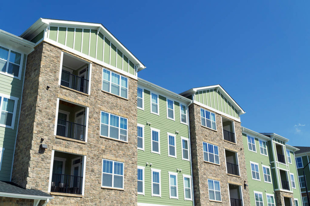 Edifício típico de apartamentos suburbanos para alugar
 - Foto, Imagem