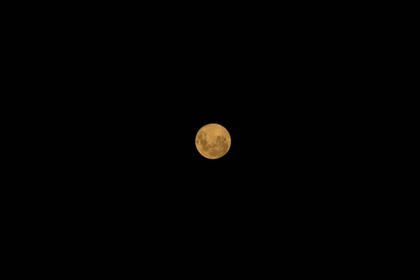Luna llena roja dorada
 - Foto, Imagen
