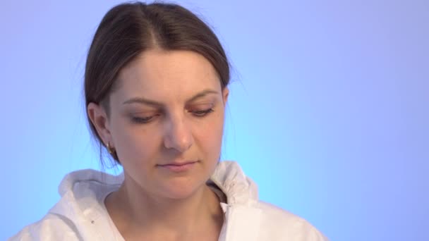 Medical worker portrait. Confident female doctor in protective face mask. - Video, Çekim