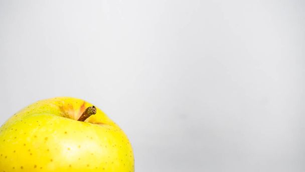 Isolar a fruta amarela da maçã no fundo branco. fundo de fruta
 - Foto, Imagem