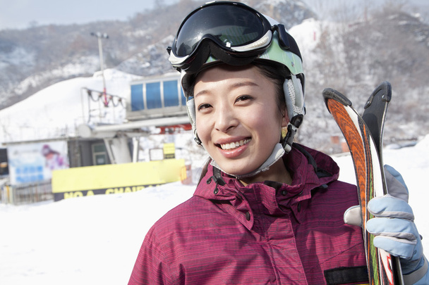 Mujer en estación de esquí
 - Foto, Imagen