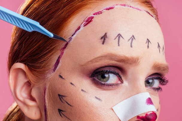 kaukázusi pánik női kozmetikai emelő eljárás stúdió rózsaszín háttér - Fotó, kép