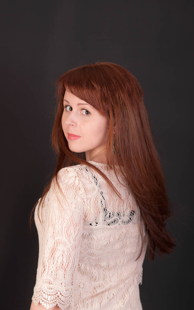 studiový portrét dívky s rudými vlasy - Fotografie, Obrázek
