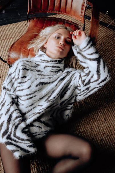 blonde belle jeune femme en vêtements élégants posant dans loft intérieur
   - Photo, image