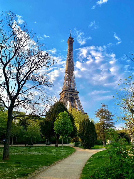 Paris, Fransa 'da Eyfel kulesinin parlak mavi gökyüzü manzarası. Coronavirus karantinası ve tecrit sırasında Paris 'in boş sokakları. Popüler turizm merkezleri - Fotoğraf, Görsel