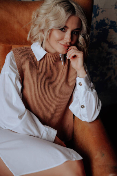 blondýny krásná mladá žena ve stylovém oblečení pózování v podkroví interiér   - Fotografie, Obrázek