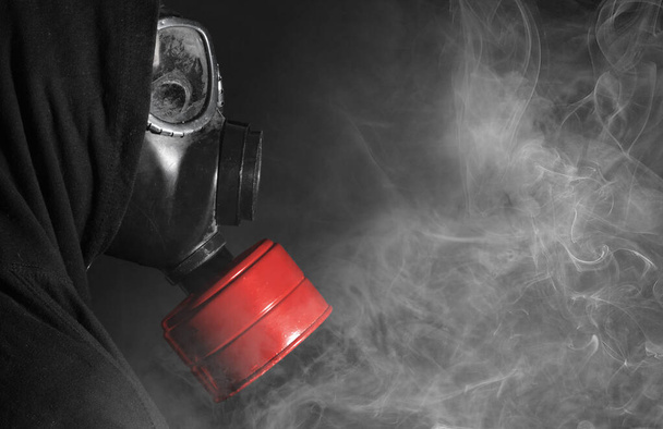 Чоловік у газовій масці в диму, білий дим, червоний фільтр
 - Фото, зображення