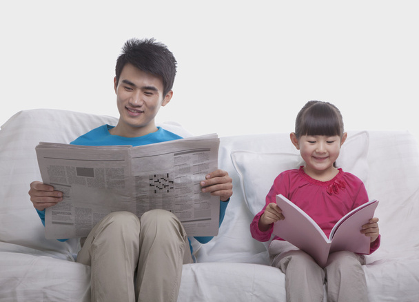 Vater und Tochter lesen getrennt - Foto, Bild