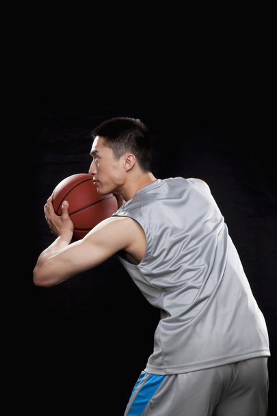 Jugador de baloncesto listo para lanzar la pelota
 - Foto, imagen