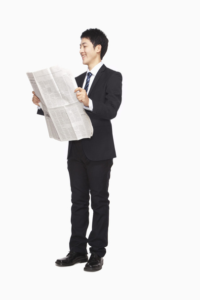 Businesswoman reading newspaper - Fotoğraf, Görsel