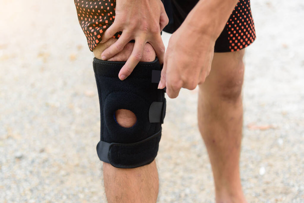 Sports Anti-Slip Knee/ The man wearing the Kneepad Leggings Sports - Zdjęcie, obraz