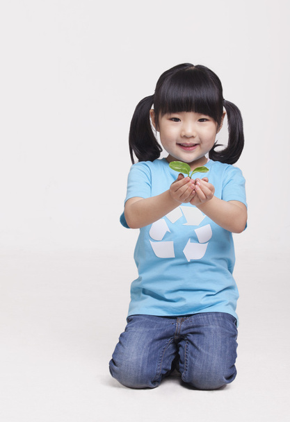 holčička drží semenáč - Fotografie, Obrázek