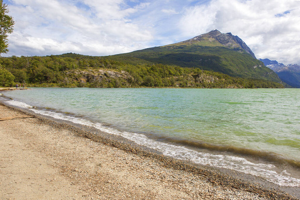 ウシュアイア。アルゼンチンだ。ティエラ・デル・フエゴ国立公園。青紙湖（赤紙湖）。山に囲まれた湖の景色は厳しい美しさです.  - 写真・画像