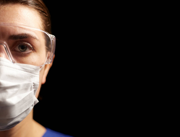 ženský lékař nebo zdravotní sestra v brýlích a obličejové masce - Fotografie, Obrázek