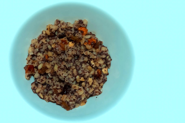 Kutia - porridge da cereali integrali di grano con l'aggiunta di miele, noci, papavero e frutta secca
. - Foto, immagini