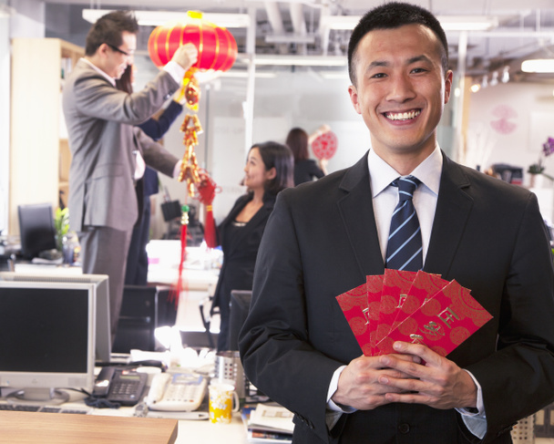 Бизнесмен с красными конвертами
 - Фото, изображение