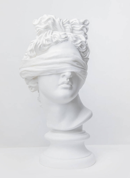 像だ。謎の象徴。アポロの頭の石膏像。アポロの白い包帯のプラスター像。"無知"。コロナウイルス。秘密よ。闇だ。コロナウイルス。戦争だ。軍事行動.  - 写真・画像