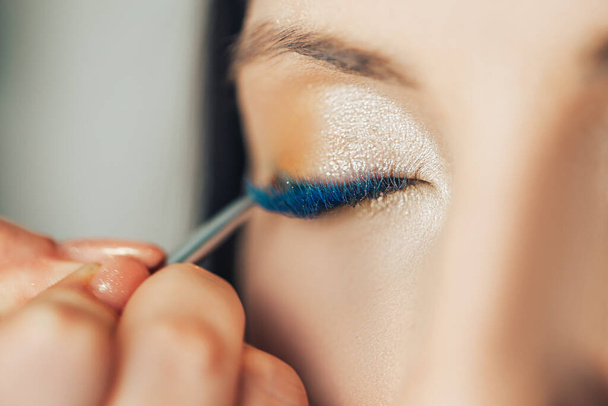 unusual makeup blue lips blue eyelashes - 写真・画像