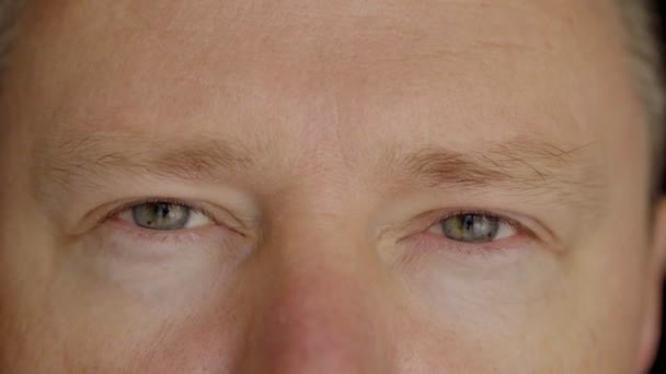 Rostro y ojos de un hombre de cerca
 - Metraje, vídeo