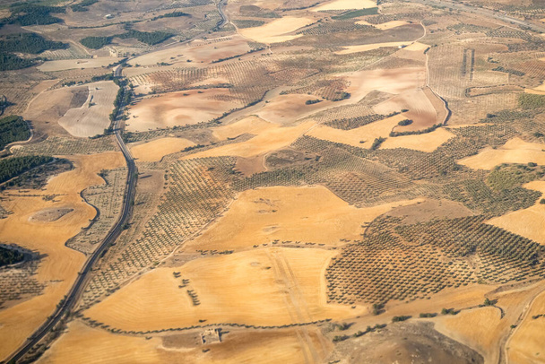 Vista aérea de la Comunidad de Madrid, fuera del área metropolitana. Volando sobre campos agrícolas y carreteras. España
 - Foto, Imagen