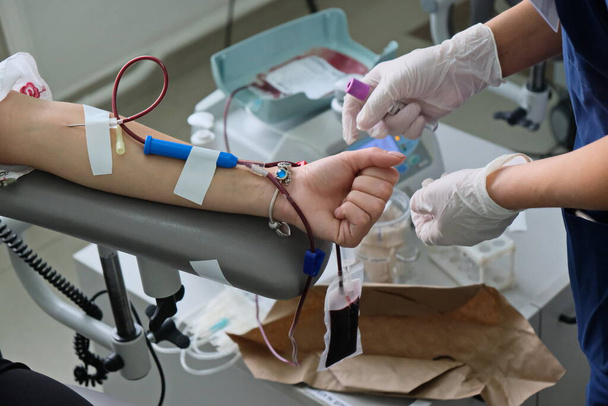 Almaty / Cazaquistão - 10.07.2019: Coleta de sangue do doador no centro médico
 - Foto, Imagem